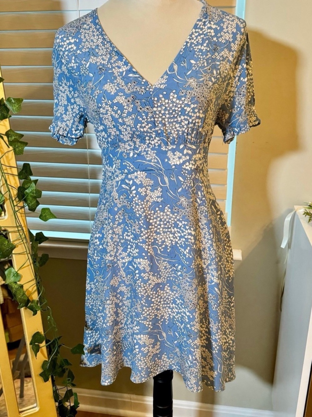 Ditsy Floral Liloia A-line Sundress with Ruffle Sleeves & Tie Waist Size M